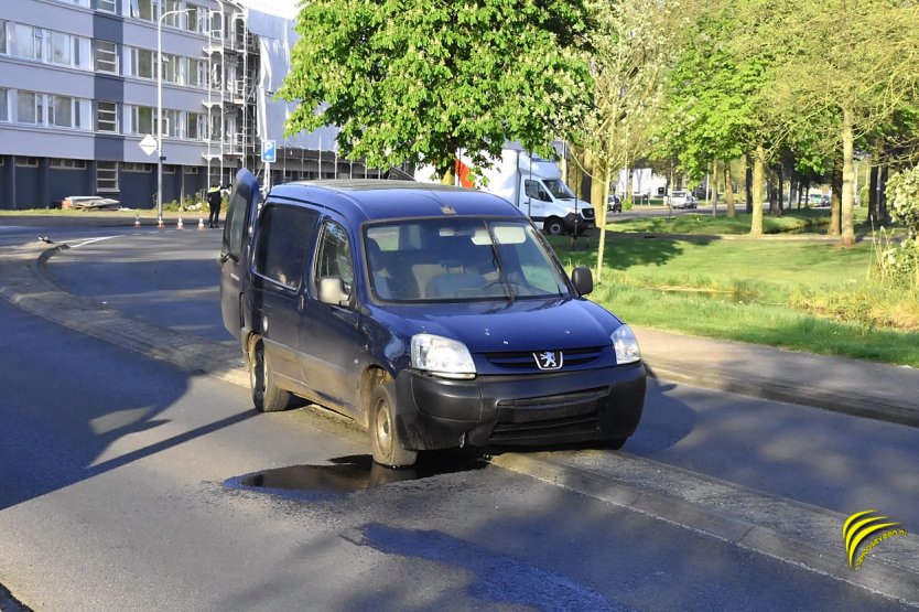 Auto botst op middengeleider in Hoogeveen