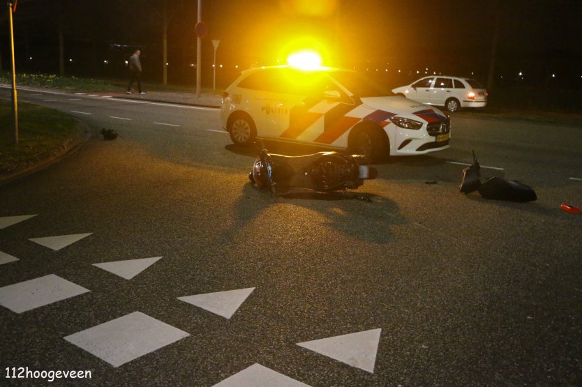 Auto en scooter met elkaar in botsing in Hoogeveen