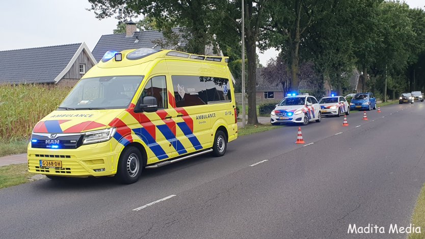 Fietser botst tegen auto in Hollandscheveld