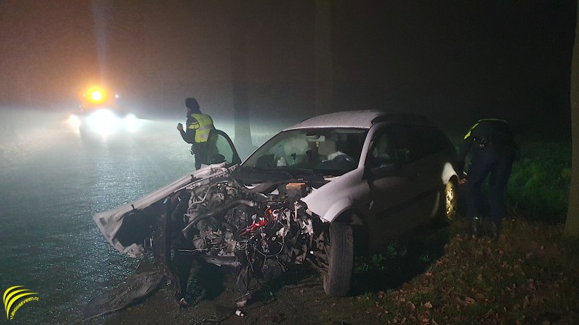 Gees: auto bost in de mist tegen boom Gees: auto bost in de mist tegen boom