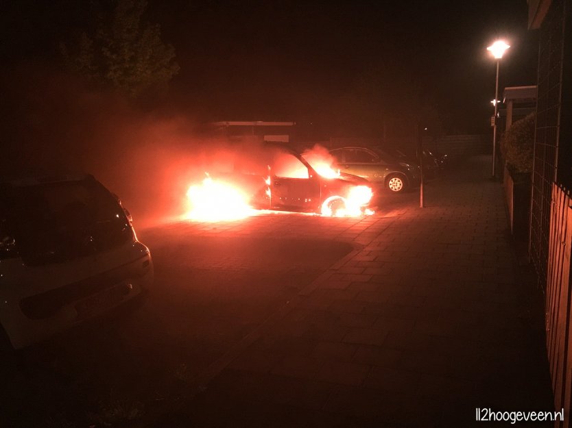 Hoogeveen: auto uitgebrand aan de K. de Raadstraat 