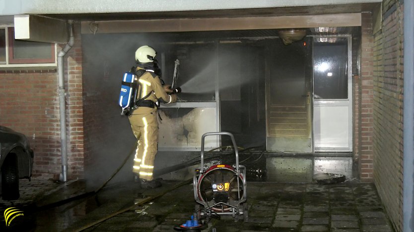 Hoogeveen: korte felle brand richt veel schade aan in trappenhuis van flat